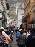 На узких улочках старого Кито не всегда соблюдается исполнение физических законов природы. Эфект 