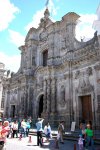 Внешний фасад очень богатого храма - Iglesia La Compania de Jesus.