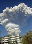 Огромный гриб белого цвета с примесями сиреневого и серого, очень похожий на ядерный взрыв в Херосиме, окрасил безоблачное небо города Кито в 7:10 утра 7-го октября 1999-го года.