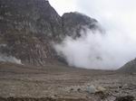 Облако стремительно надвигающееся на меня через разрыв в кромке кратера вулкана Гуагуа Пичинча