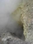 Выход пещеры из которой извергаются клубы пара с характерным запахом серы.