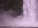 Тропинка, ведущая за стену воды водопада Rio Pita.